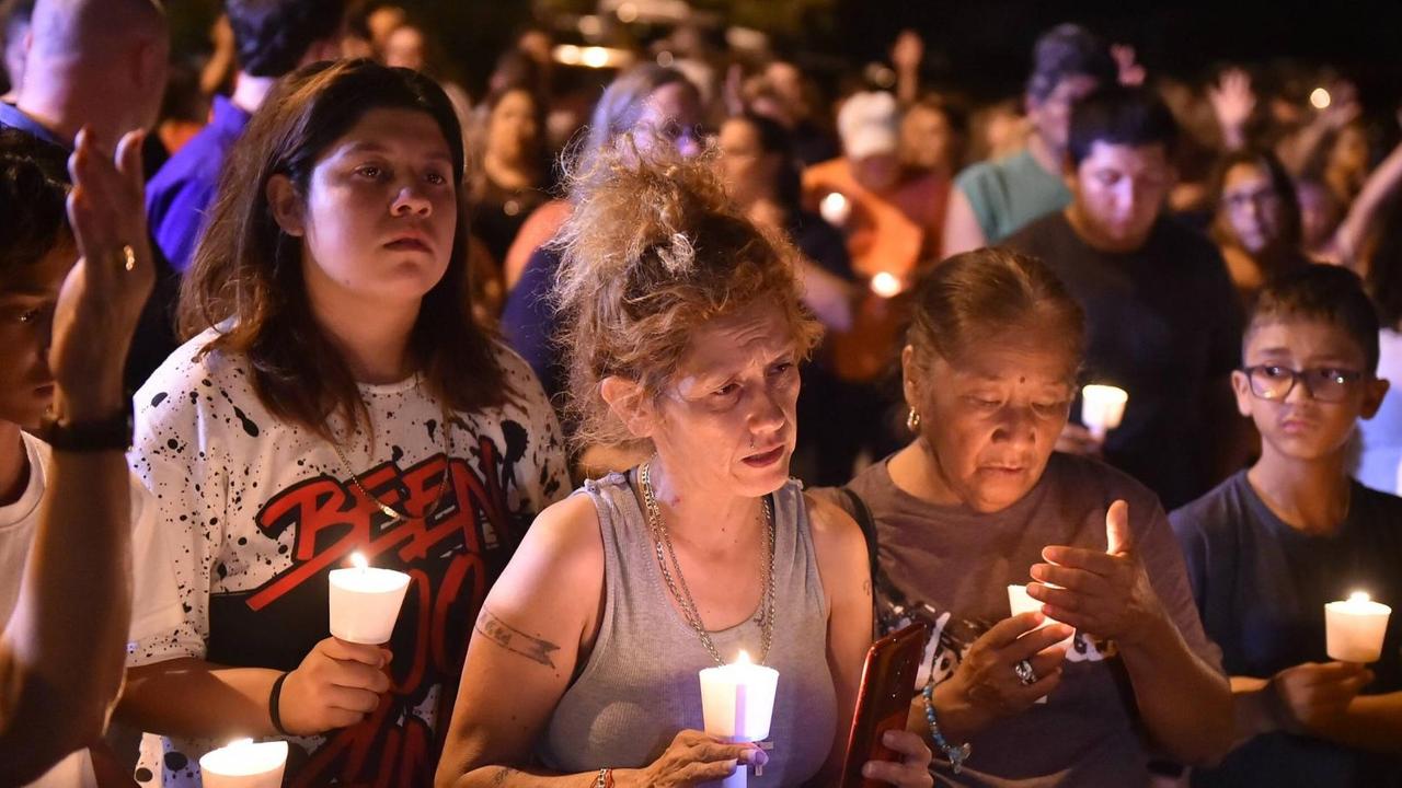 Menschen gedenken mit Kerzen der Opfer von Sutherland Springs, Texas.