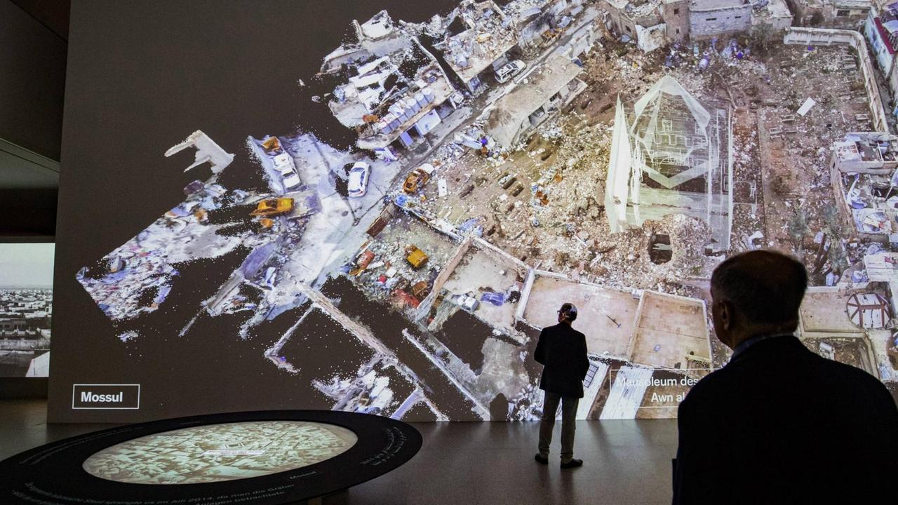 Die Bundeskunsthalle in Bonn bietet virtuelle Rundgänge durch zerstörte oder bedrohte Weltkulturerbe-Staetten in Syrien, im Irak und Libyen. Eine riesige Leinwand zeigt die erst kuerzlich aus den Haenden des Islamischen Staates zurueckeroberte Stadt Mossul in ihrem derzeitigen Zustand.