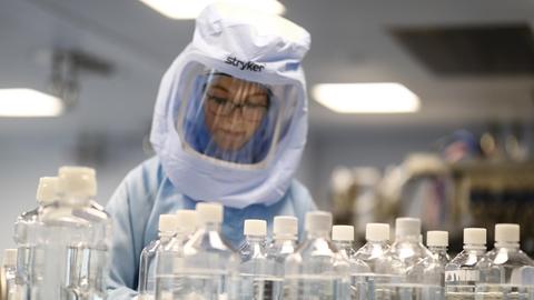 In einem Biontech-Labor in Marburg ist eine Wissenschaftlerin tätig.