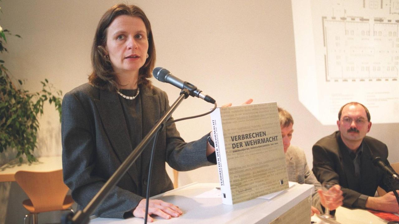 Die Hisorikerin Ulrike Jureit präsentiert am 27.01.2002 an einem Pult stehend den Ausstellungskatalog zur Ausstellung "Verbrechen der Wehrmacht" des Hamburger Instituts für Sozialforschung
