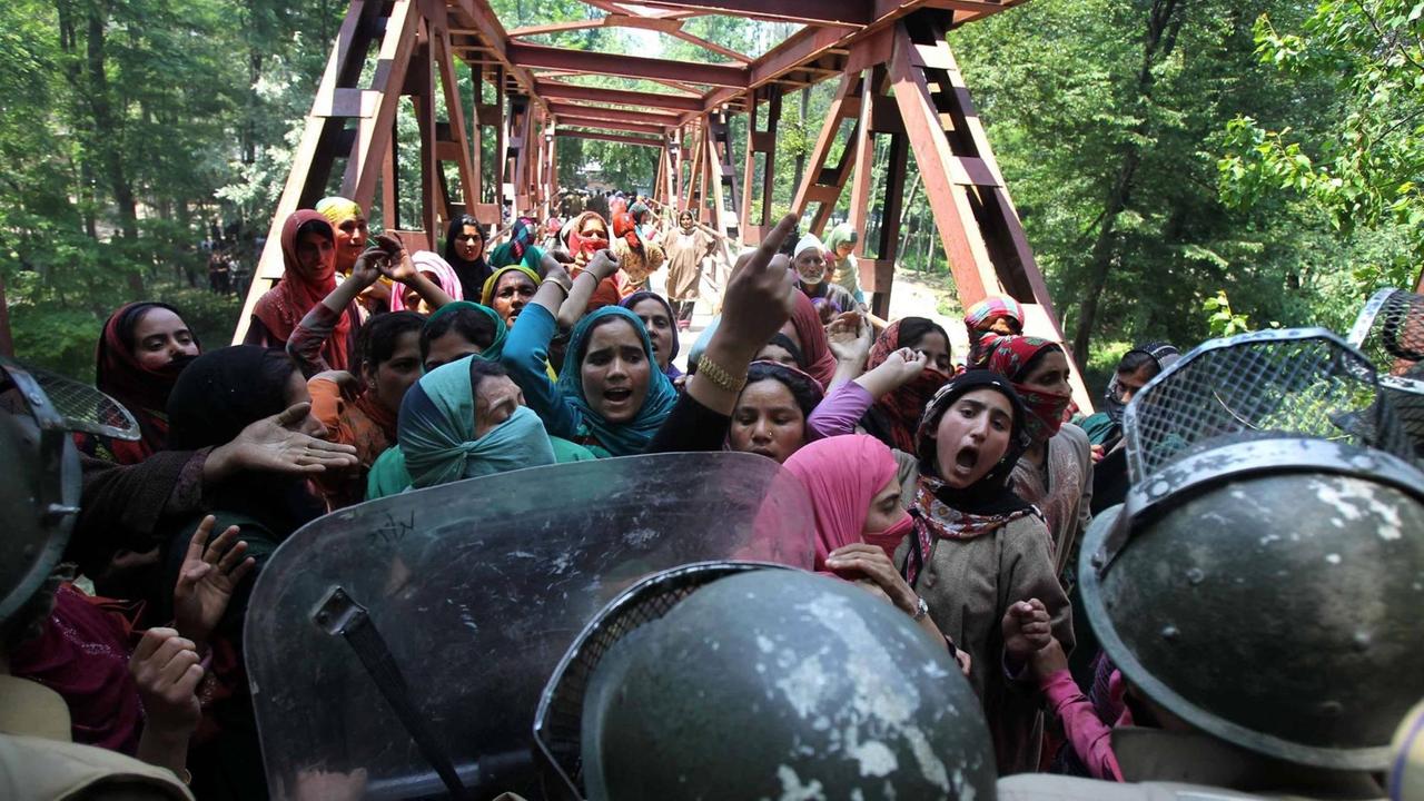Immer wieder flammen Konflikte auf: Kaschmirische Frauen rufen Slogans - indische Soldaten versuchen, sie von einem Marsch zum Schauplatz einer Schiesserei in Srinagar abzuhalten, der Sommerhauptstadt des indisch-kontrollierten Kaschmir.
