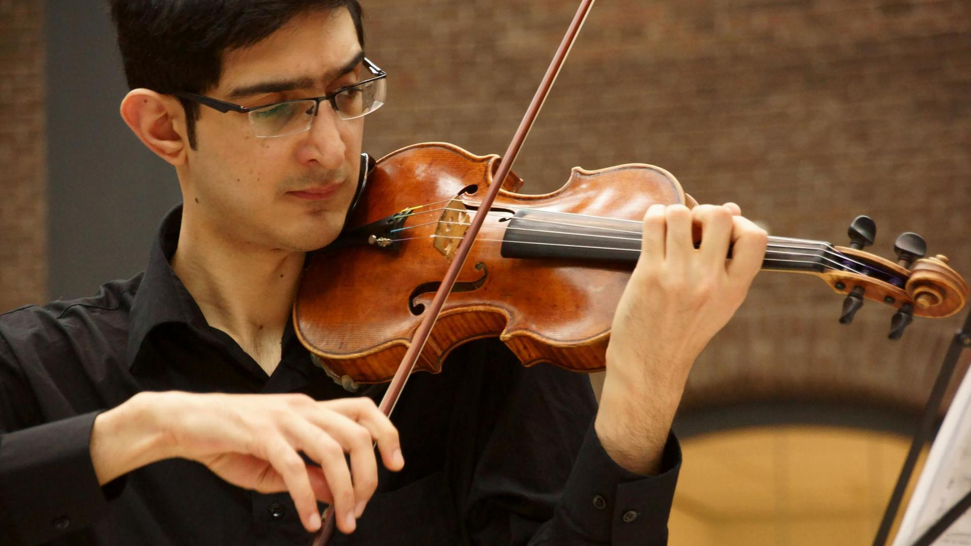 Der iranische Musiker Siavash Sabetrohani spielt Geige.