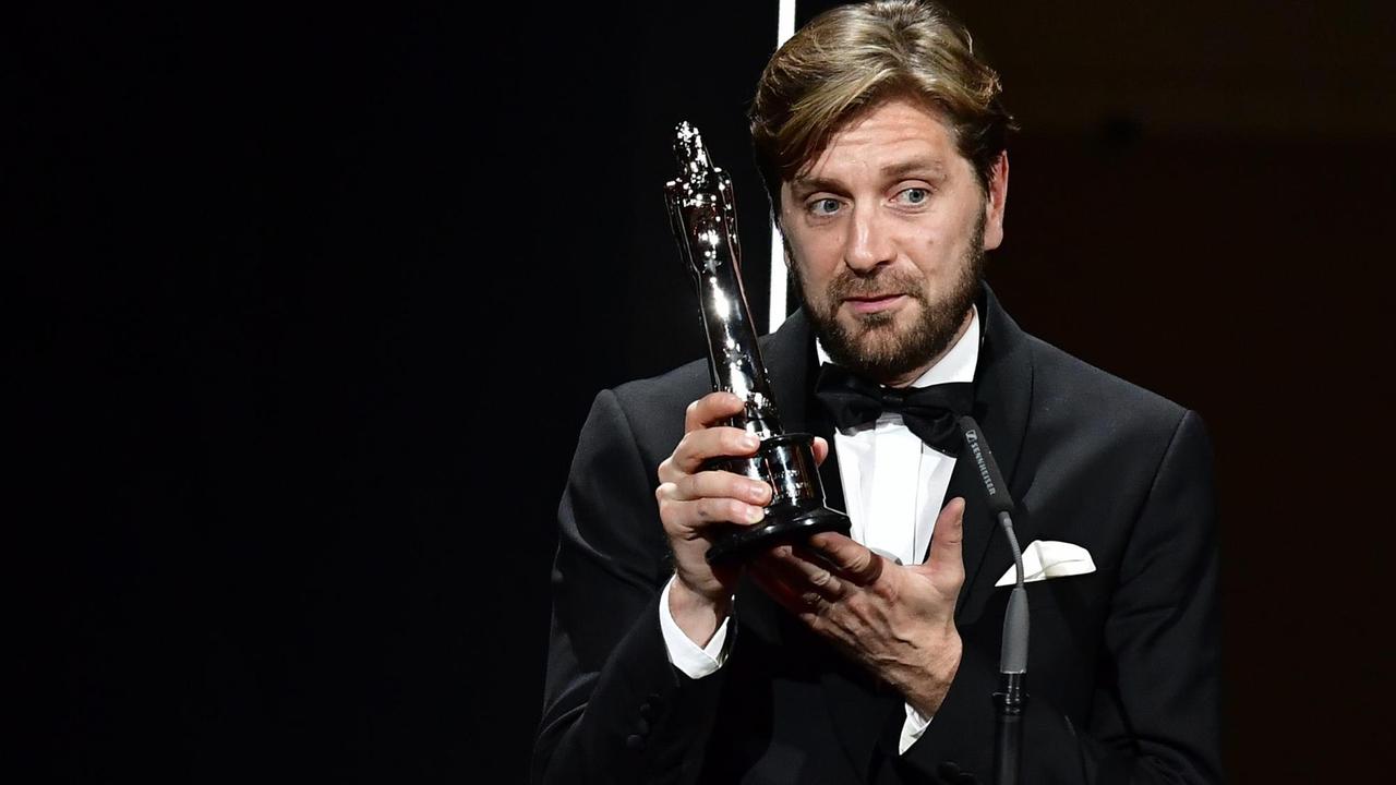 Der schwedische Filmregisseur und Drehbuchautor Ruben Östlund ("The Square") nimmt in Berlin den Europäischen Filmpreis an.