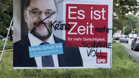 Ein beschmiertes Wahlplakt der SPD mit Spitzenkandidat Martin Schulz zur bevorstehenden Bundestagswahl in Berlin-Wedding.
