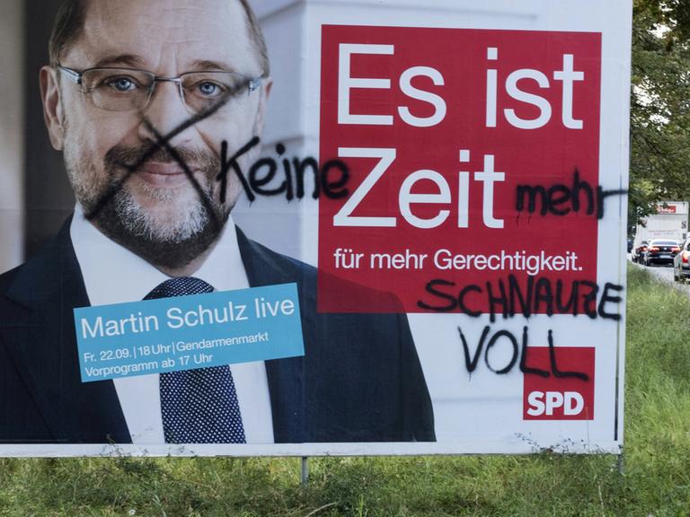 Ein beschmiertes Wahlplakt der SPD mit Spitzenkandidat Martin Schulz zur bevorstehenden Bundestagswahl in Berlin-Wedding.
