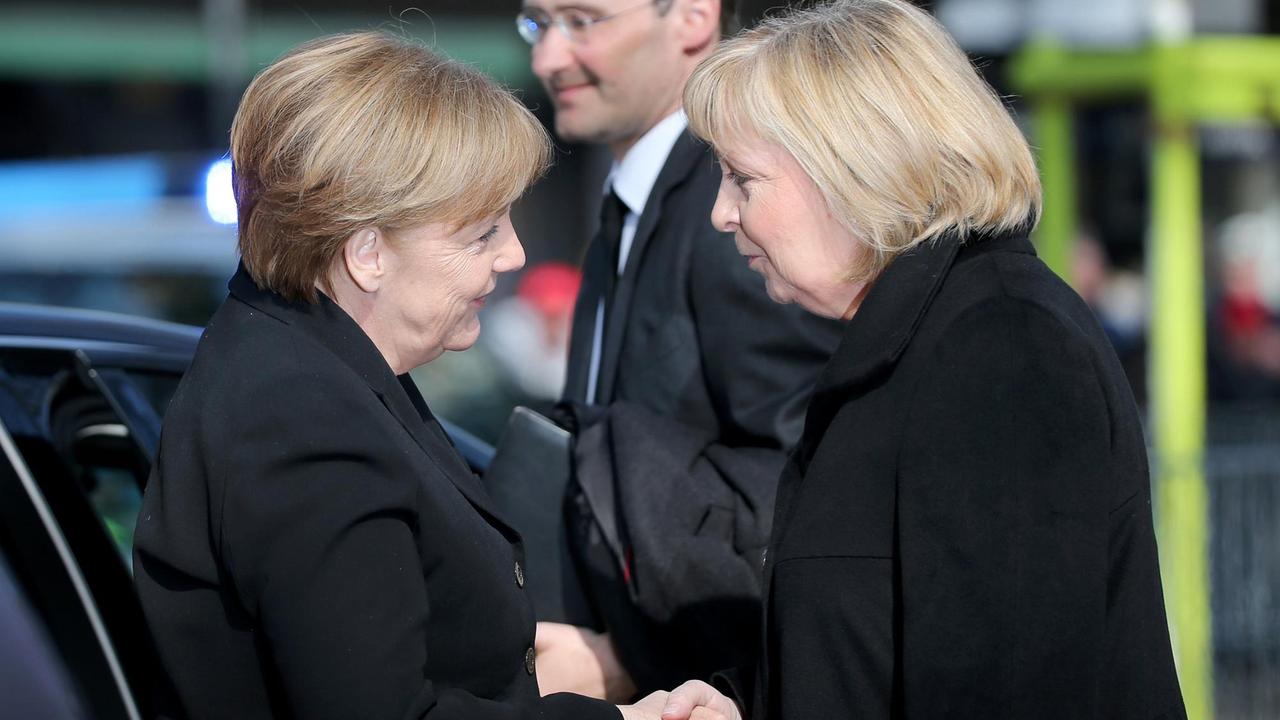 Die Ministerpräsidentin von NRW, Hannelore Kraft (SPD, r), begrüßt am 02.04.2016 in Köln (Nordrhein-Westfalen) vor der Trauerfeier für den ehemaligen Außenminister Guido Westerwelle in der St. Aposteln-Kirche Bundeskanzlerin Angela Merkel (CDU).