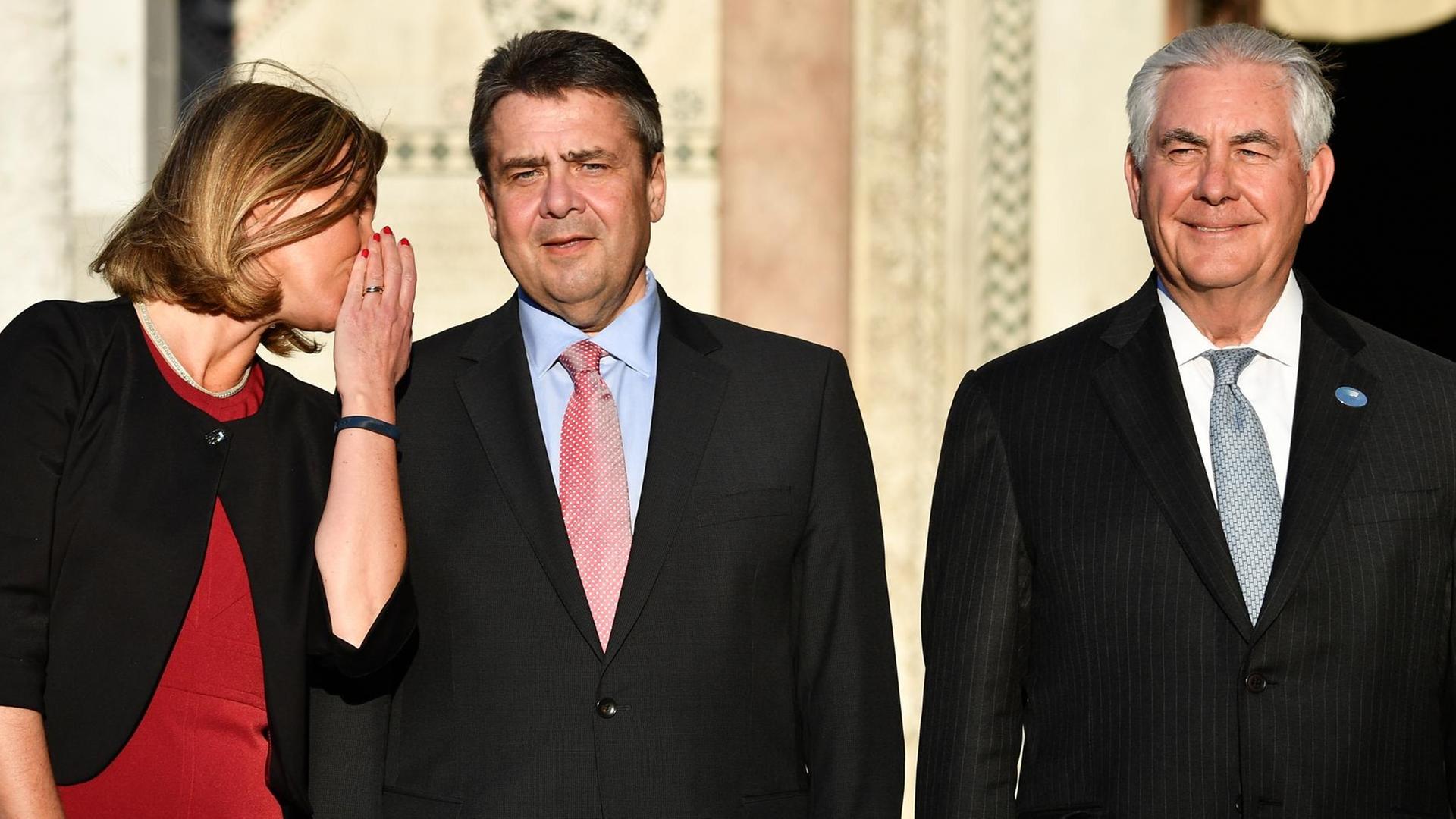 Die EU-Außenbeauftragte Federica Mogherini (links), der deutsche Bundesaußenminister Sigmar Gabriel (mitte) und US-Außenminister Rex Tillerson (rechts) während eines Treffens der Außenminister der G7 im italienischen Lucca.