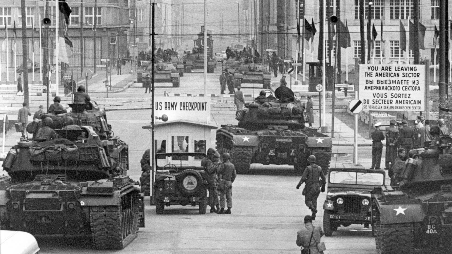 Sowjetische (hinten, T 54) und amerikanische (vorn) Panzer stehen sich am 28.10.1961 an der Berliner Sektorengrenze in der Friedrichstraße gegenüber.