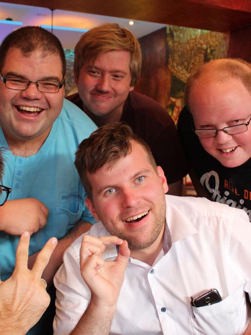 Klassentreffen von Ehemaligen der Regenbogenschule Münster: Christian, Daniel, Tobias, Carsten und Patrick (v.lks.). Fünf Junge Männer (zwei sitzende, dahinter drei stehende), lächeln in die Kamera