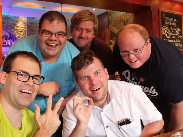 Klassentreffen von Ehemaligen der Regenbogenschule Münster: Christian, Daniel, Tobias, Carsten und Patrick (v.lks.). Fünf Junge Männer (zwei sitzende, dahinter drei stehende), lächeln in die Kamera