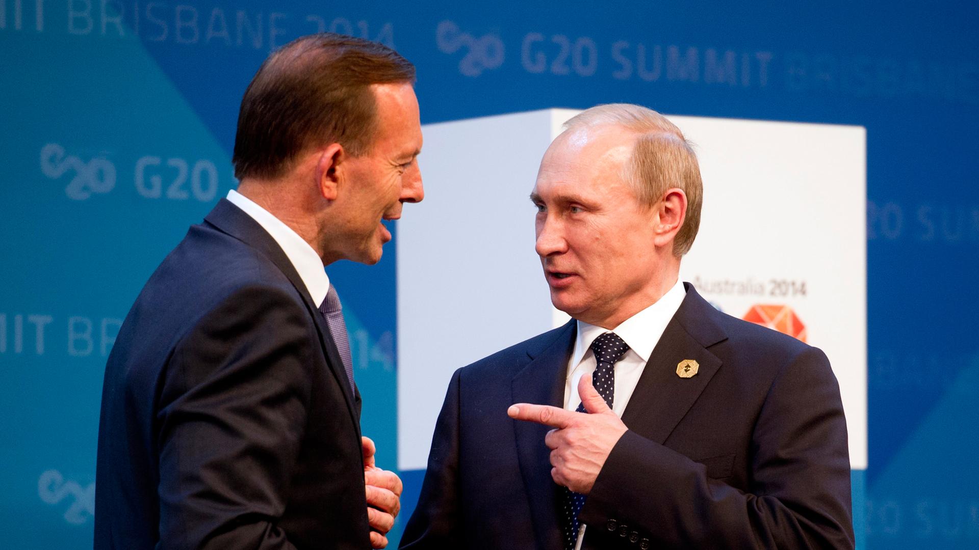 Australiens Premierminister Tony Abbott (links) bei der Begrüßung des russischen Präsidenten Wladimir Putin auf dem G20-Gipfel in Brisbane am 15. November 2014.
