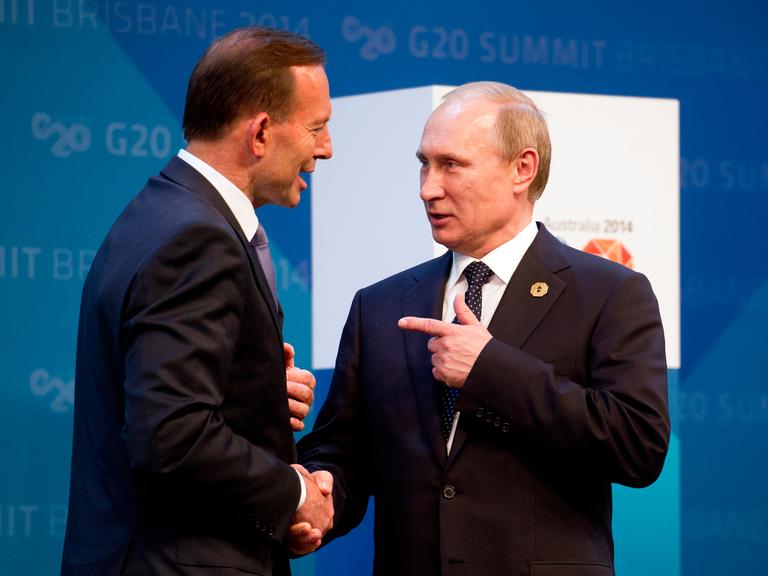 Australiens Premierminister Tony Abbott (links) bei der Begrüßung des russischen Präsidenten Wladimir Putin auf dem G20-Gipfel in Brisbane am 15. November 2014.