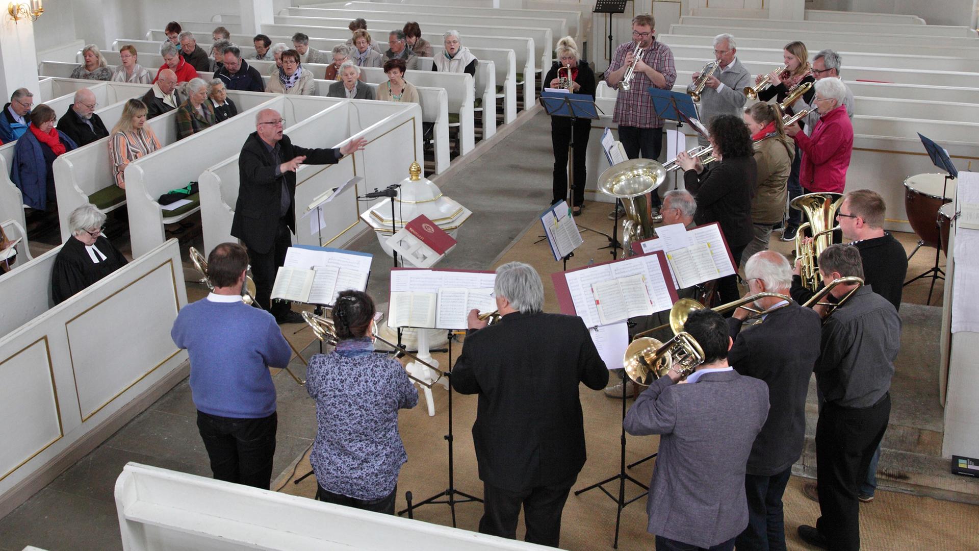 Blaesergottesdienst mit der Saechsisch-hessischen Blechblaesergruppe und dem Posaunenchor Lohmen unter der Leitung von Friedel W. Boehler in der evangelischen Dorfkirche von Lohmen, aufgenommen am 10.05.2015. Foto: Rainer Oettel
