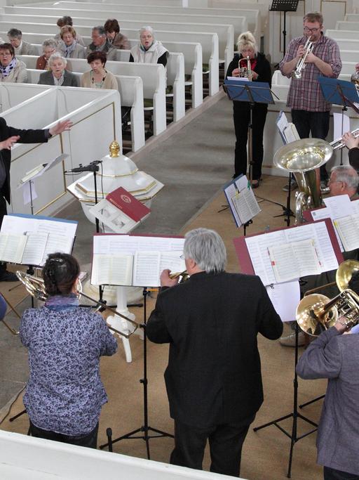 Blaesergottesdienst mit der Saechsisch-hessischen Blechblaesergruppe und dem Posaunenchor Lohmen unter der Leitung von Friedel W. Boehler in der evangelischen Dorfkirche von Lohmen, aufgenommen am 10.05.2015. Foto: Rainer Oettel