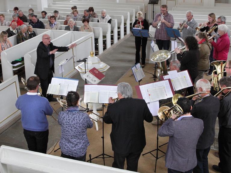 Blaesergottesdienst mit der Saechsisch-hessischen Blechblaesergruppe und dem Posaunenchor Lohmen unter der Leitung von Friedel W. Boehler in der evangelischen Dorfkirche von Lohmen, aufgenommen am 10.05.2015. Foto: Rainer Oettel