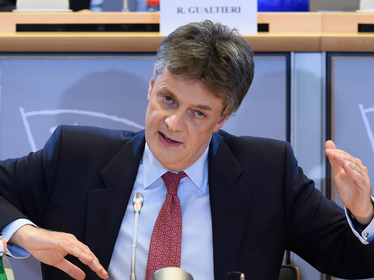 Jonathan Hill, nominiert als EU-Kommissar für Finanzstabilität, Finanzdienstleistungen und Kapitalmärkte, stellt sich dem EU-Parlament vor.