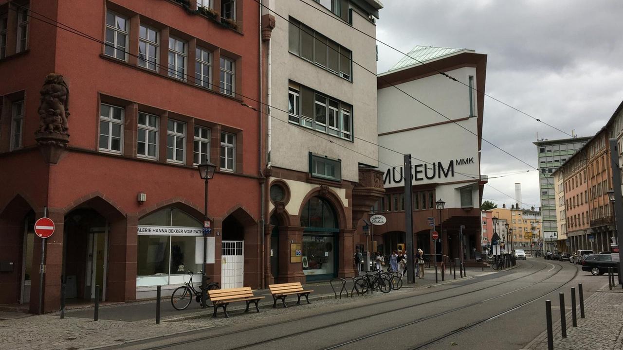 Blick auf einen Teil der neuen Altstadt und ein Gebäude mit der Aufschrift "Museum MMK" in Frankfurt am Main