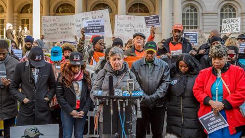 Reverend Donna Schaper von der Judson Memorial Church in New York spricht bei einer Protestkundgebung während der Black-Lives-Matter-Proteste im Februar 2016