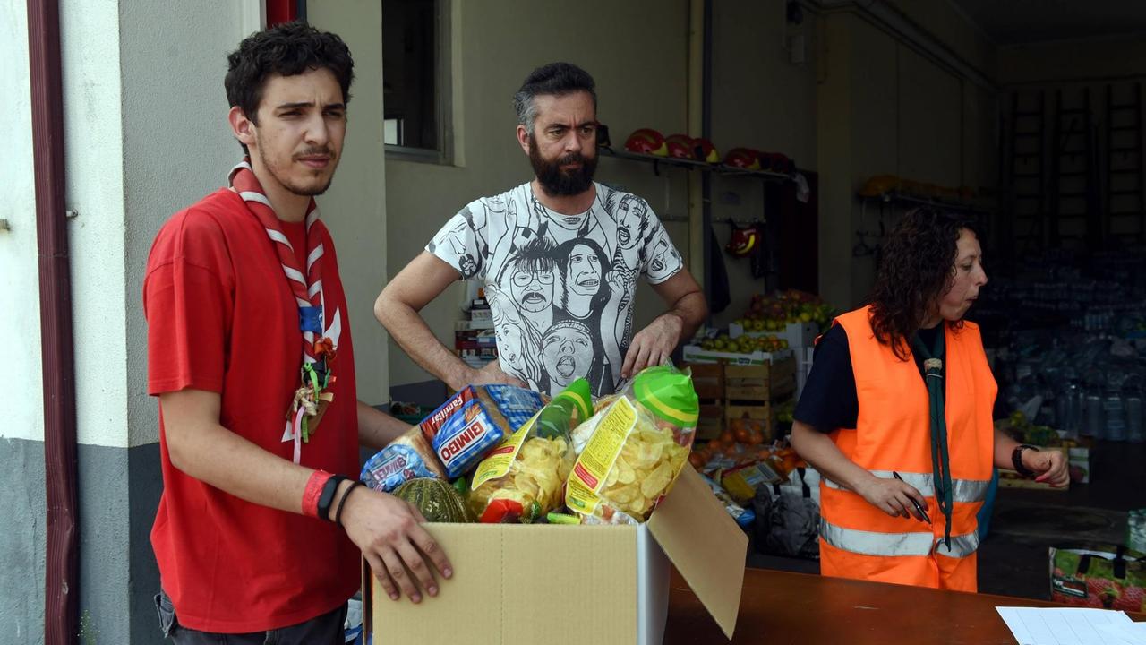 Freiwillige sortieren am 20.06.2017 Spenden in Pedrógão Grande
