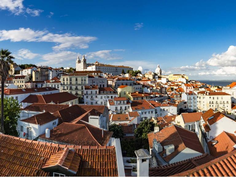 Blick vom Miradouro de Santa Luzia über das Viertel Alfama in der Altstadt von Lissabon