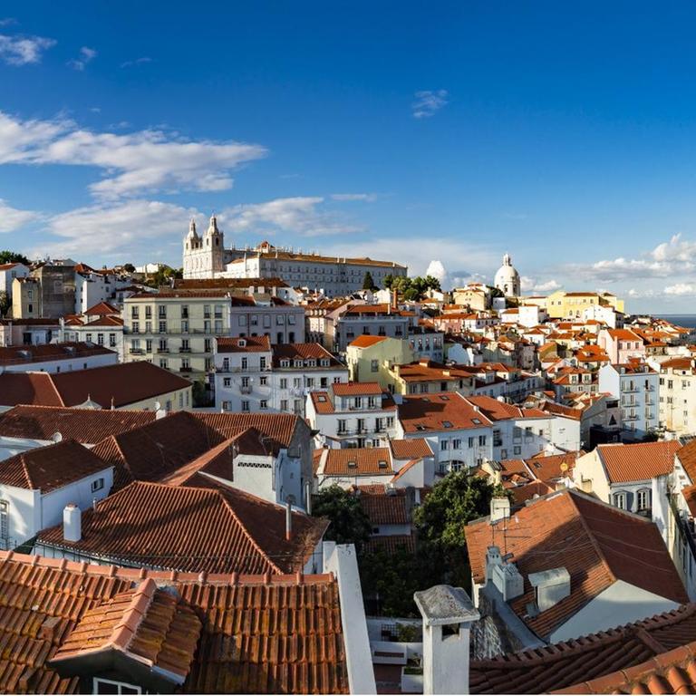 Blick über das Viertel Alfama in der Altstadt von Lissabon