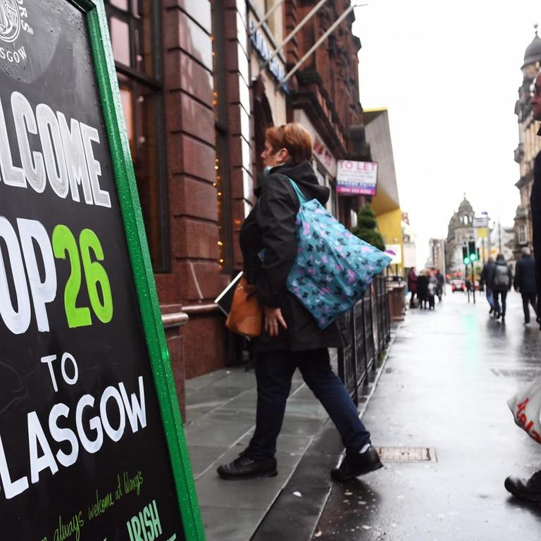 Hinweisplakat auf den UN-Klimagipfel COP26 in der Innenstadt von Glasgow