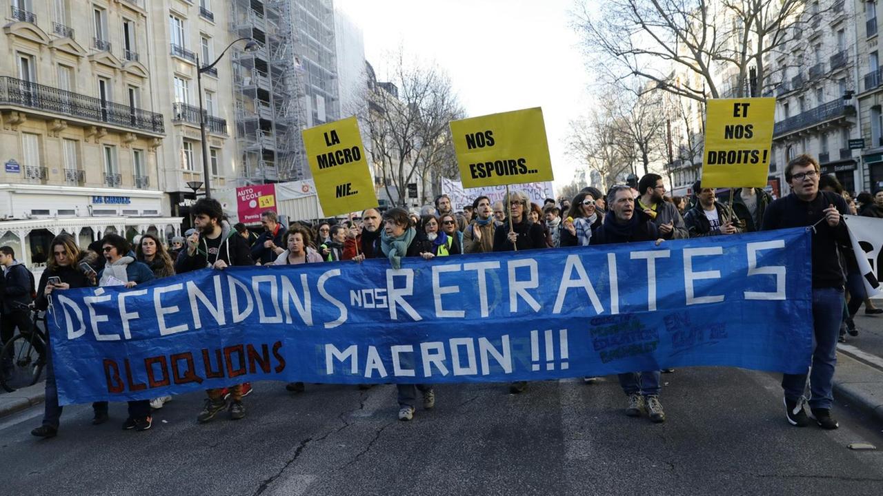 Demonstrierende in Paris halten ein blaues Transparent mit der Aufschrift "Defendons nos Retraites". Demonstrierende in Paris halten ein blaues Transparent mit der Aufschrift "Defendons nos Retraites".