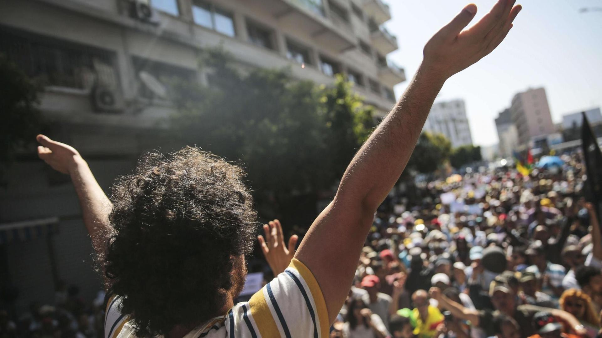 Proteste in der marokkanischen Stadt Casablanca, im Juli 2018, anlässlich der Verhaftung von Nasser Zefzafi und drei weitere Führungsfiguren der Protestbewegung. Die Bewegung richtet sich gegen die Arbeitslosigkeit, schlechte Gesundheitsversorgung und Korruption im Norden Marokkos.