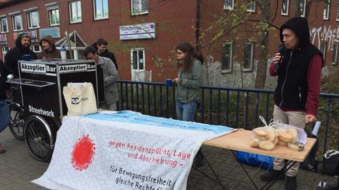 Mehrere Menschen vor Tapeziertisch mit Flyern und Postern vor dem Verwaltungsgericht in Schwerin