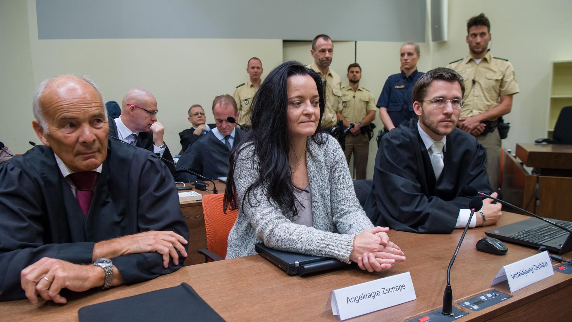 Die Angeklagte Beate Zschäpe sitzt am 25.07.2017 im Verhandlungssaal im Oberlandesgericht in München zwischen ihre Anwälten Hermann Borchert (l) und Mathias Grasel. An diesem Tag begannen die Schlussplädoyers im NSZ-Prozess.