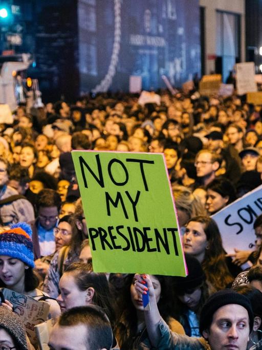 Menschen nehmen an einer Demonstration gegen den zukünftigen Präsidenten der USA, Donald Trump, in New York teil.