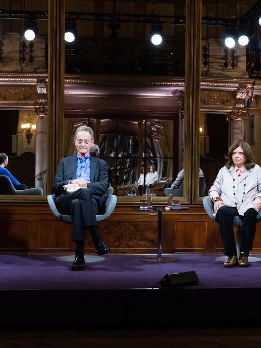"Das Literarische Quartett - Sendung: 09.10.2020": Thea Dorn, Bernhard Schlink, Sibylle Lewitscharoff, Juli Zeh sitzen im Studio und schauen in die Kamera.