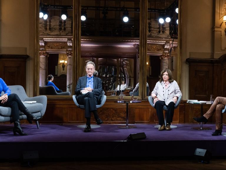 "Das Literarische Quartett - Sendung: 09.10.2020": Thea Dorn, Bernhard Schlink, Sibylle Lewitscharoff, Juli Zeh sitzen im Studio und schauen in die Kamera.