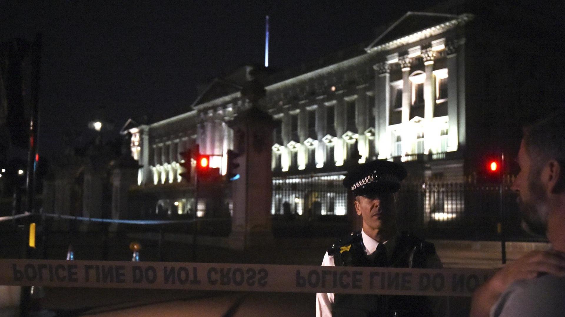 Polizeiabsperrungen vor dem Buckingham Palace in London (25.8.2017). Polizeiabsperrungen vor dem Buckingham Palace in London (25.8.2017).
