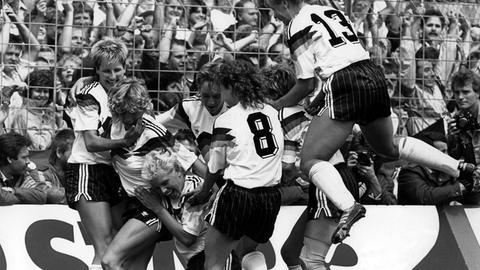 Spielerinnen der deutschen Frauenfußball Nationalmannschaft jubeln nach dem Ende des EM-Finales gegen Norwegen am 02.07.1989 in Osnabrück.