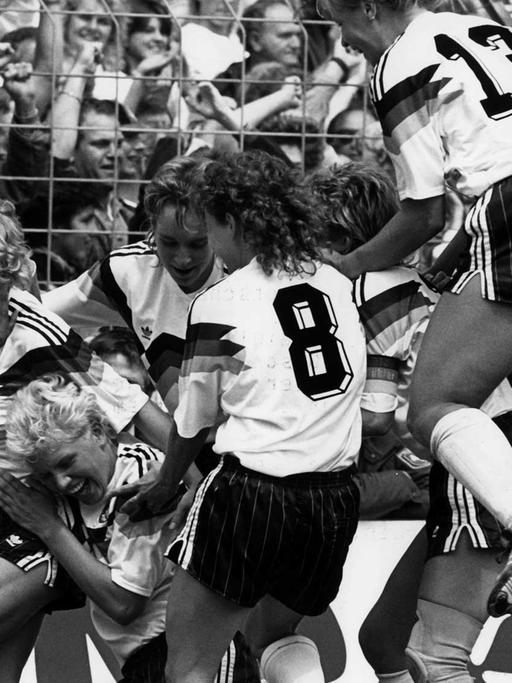 Spielerinnen der deutschen Frauenfußball Nationalmannschaft jubeln nach dem Ende des EM-Finales gegen Norwegen am 02.07.1989 in Osnabrück.