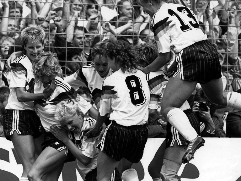 Spielerinnen der deutschen Frauenfußball Nationalmannschaft jubeln nach dem Ende des EM-Finales gegen Norwegen am 02.07.1989 in Osnabrück.