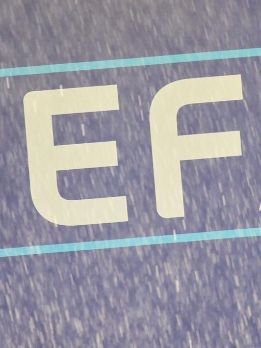 Das UEFA-Logo im Regen beim Spiel Deutschland - Ungarn während der EURO 2020 in München