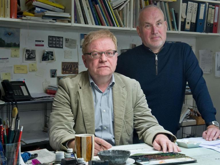 Die beiden Karikaturisten Achim Greser (r.) und Heribert Lenz (l.), aufgenommen am 20.01.2015 in ihrem Atelier in Aschaffenburg (Bayern).