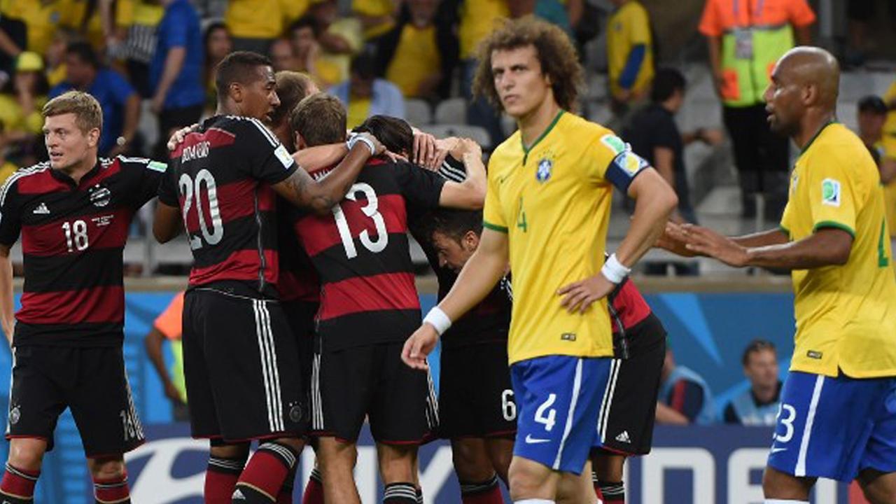 Die deutsche Mannschaft freut sich, die Brasilianer sind enttäuscht.