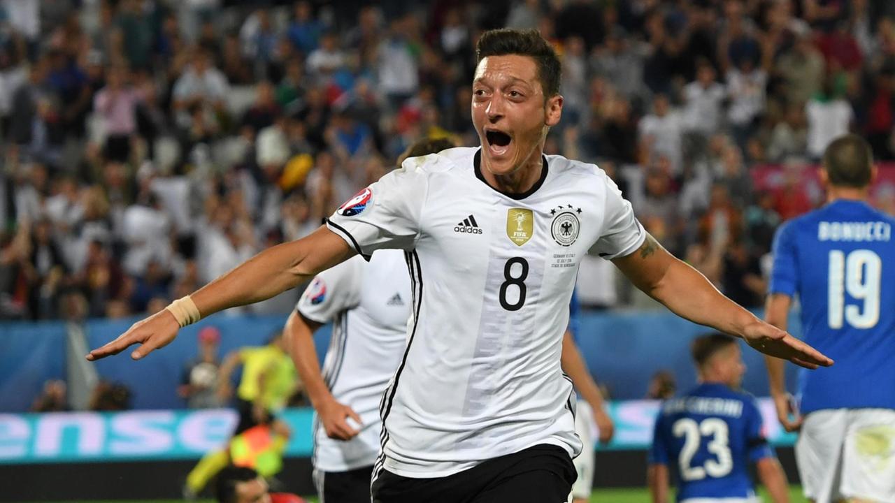 Mesut Özil jubelt über seinen Treffer zum 1:0