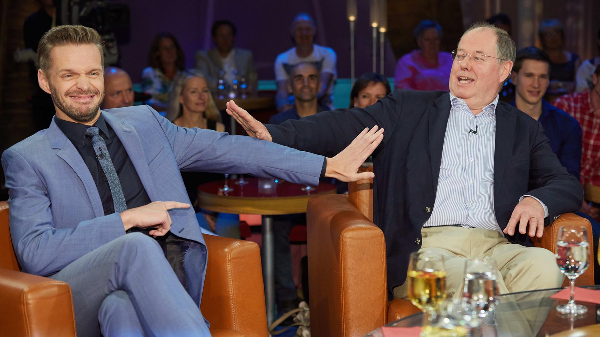 Der Kabarettist Florian Schroeder (l) und der Politiker und ehemalige Finanzminister Peer Steinbrück bei der Aufzeichnung der "NDR Talk Show" in Hamburg.
