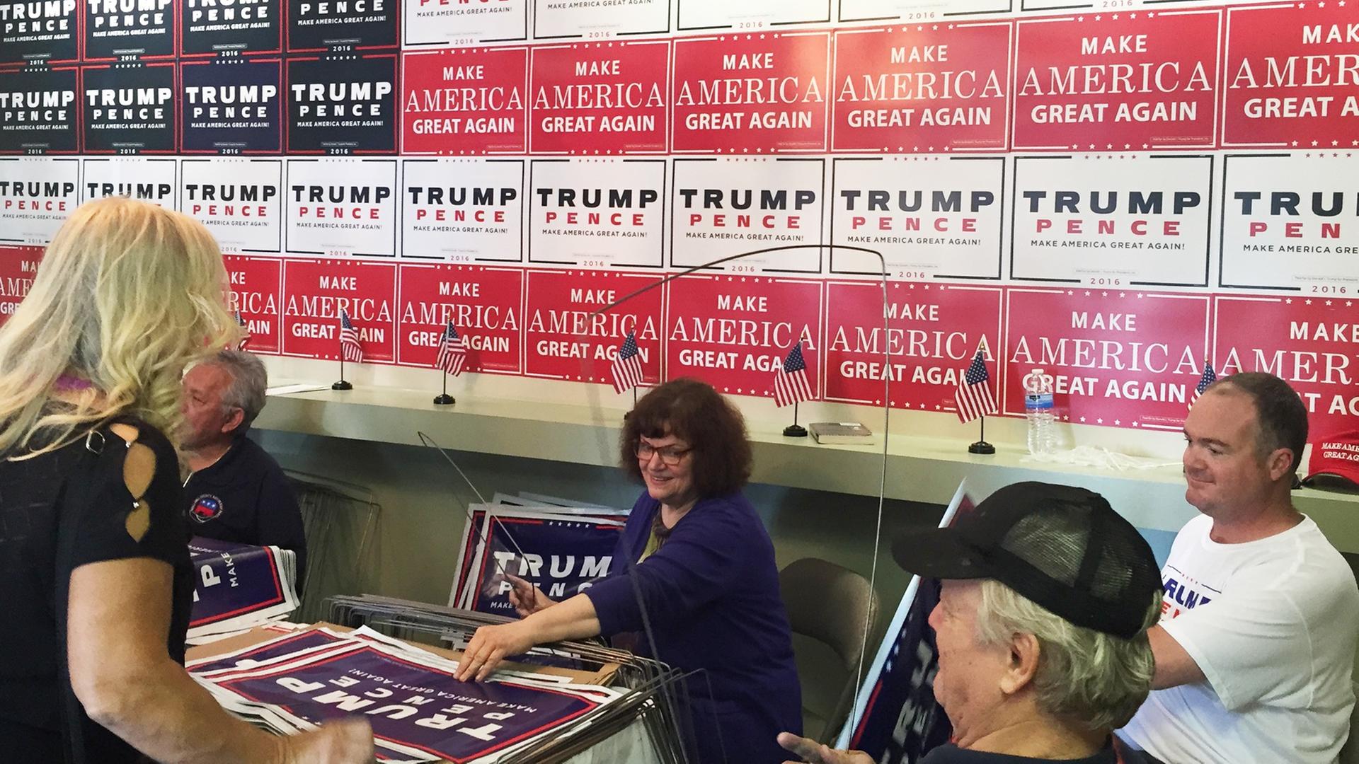 Das Hauptquartier des Trump-Lagers in Pensacola, Florida. Das Hauptquartier des Trump-Lagers in Pensacola, Florida.