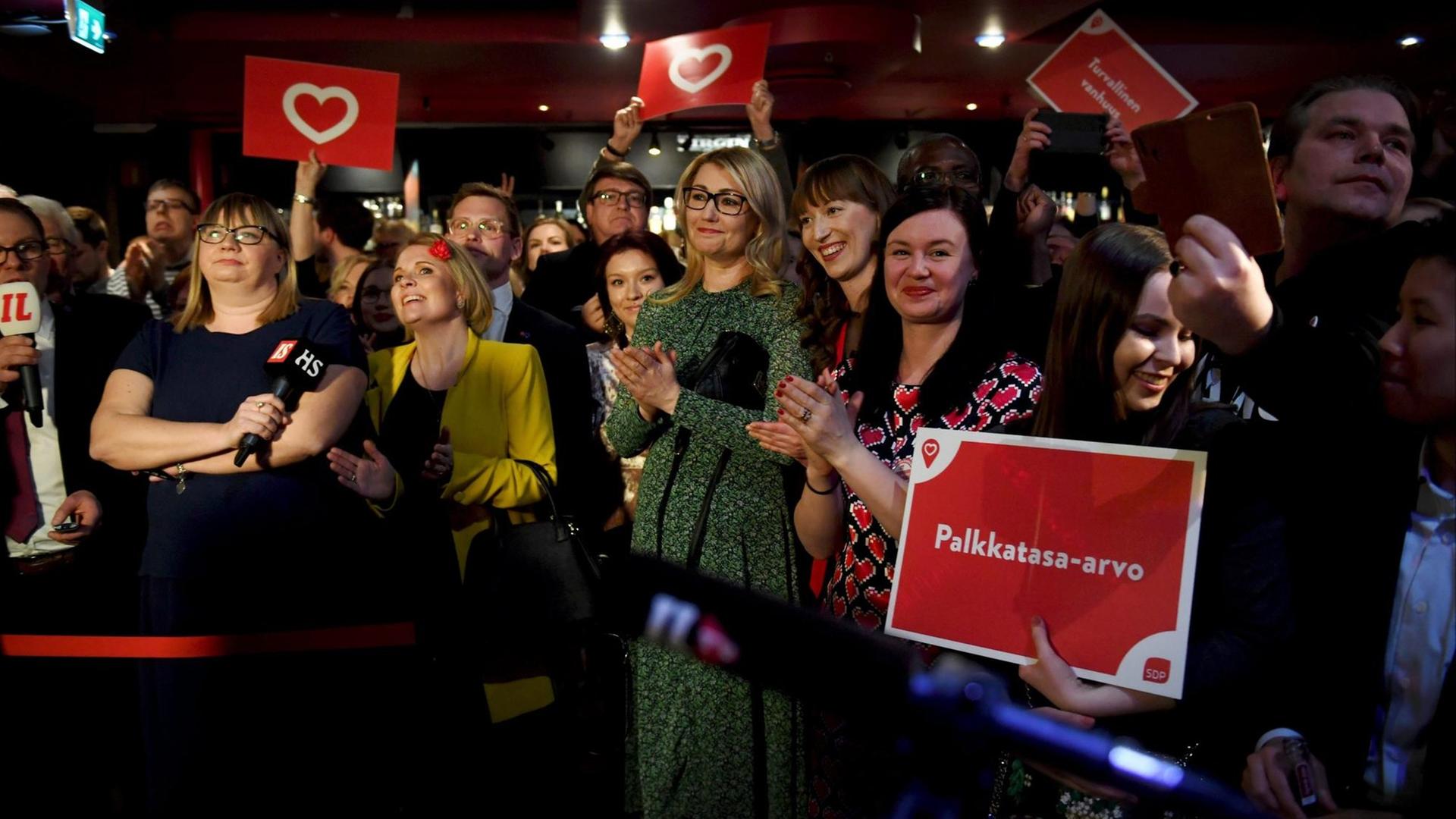 Anhängerinnen und Anhänger der Sozialdemokratischen Partei jubeln während einer Wahlparty.