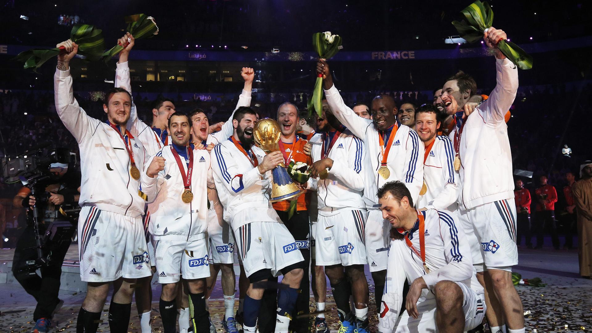 Frankreichs Handballer feiern ihren WM-Sieg über Katar. Frankreichs Handballer feiern ihren WM-Sieg über Katar.