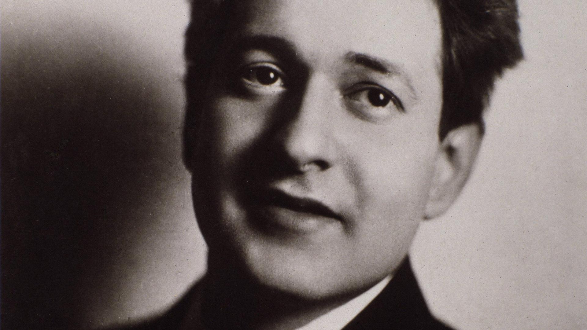 Komponist Erich Wolfgang Korngold lächelt in einer schwarz-weißen Porträtaufnahme.