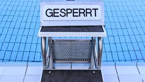 Gesperrter Startblock an einem Schwimmbecken