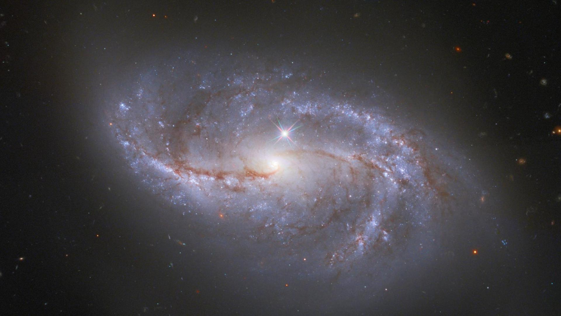 Die Galaxie NGC 2608, aufgenommen mit dem Hubble-Teleskop.