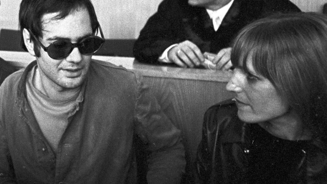 Die früheren RAF-Mitglieder Andreas Baader neben Gudrun Ensslin vor der Urteilsverkündung im Frankfurter Kaufhausbrandstifter-Prozess am 31. Oktober 1968
