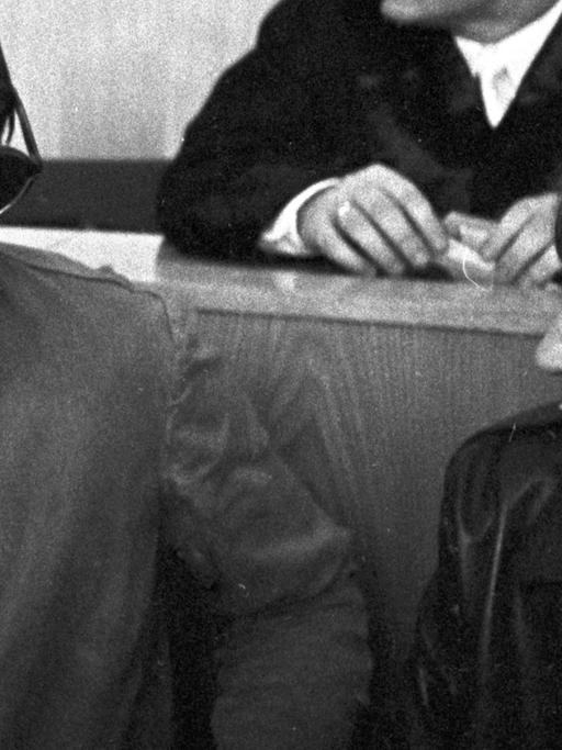 Die früheren RAF-Mitglieder Andreas Baader neben Gudrun Ensslin vor der Urteilsverkündung im Frankfurter Kaufhausbrandstifter-Prozess am 31.10.1968